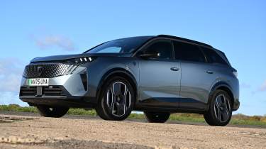 Peugeot E-5008 спереди под углом